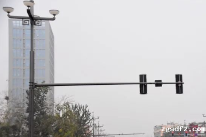 交通信号灯路灯共杆